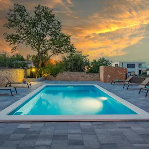 Cesare With Shared Pool Apartment